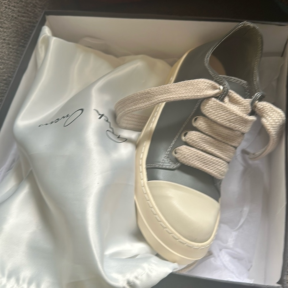 Grey, thick lacing